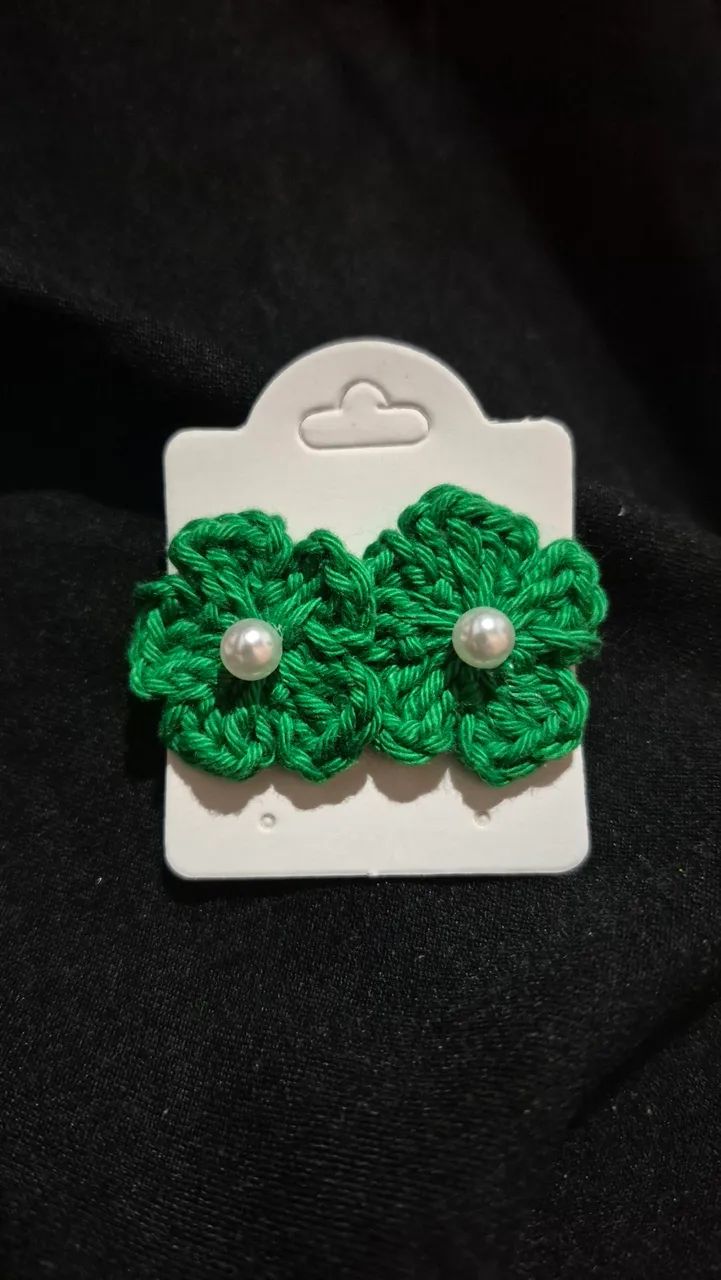 Brincos de crochê flor com pérola - Foto 2