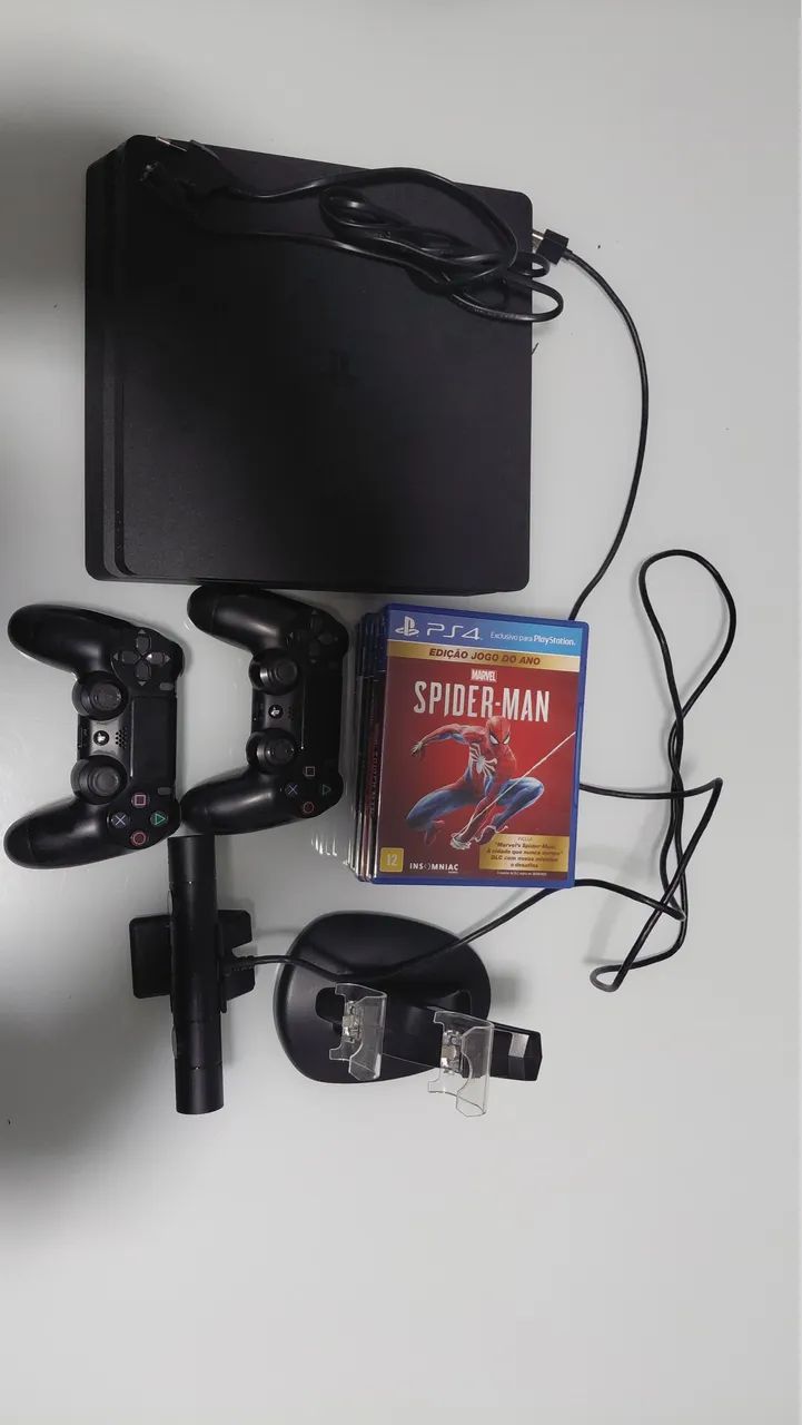 Vendo PS4 slim com dois controles, câmera e base de carregamento 