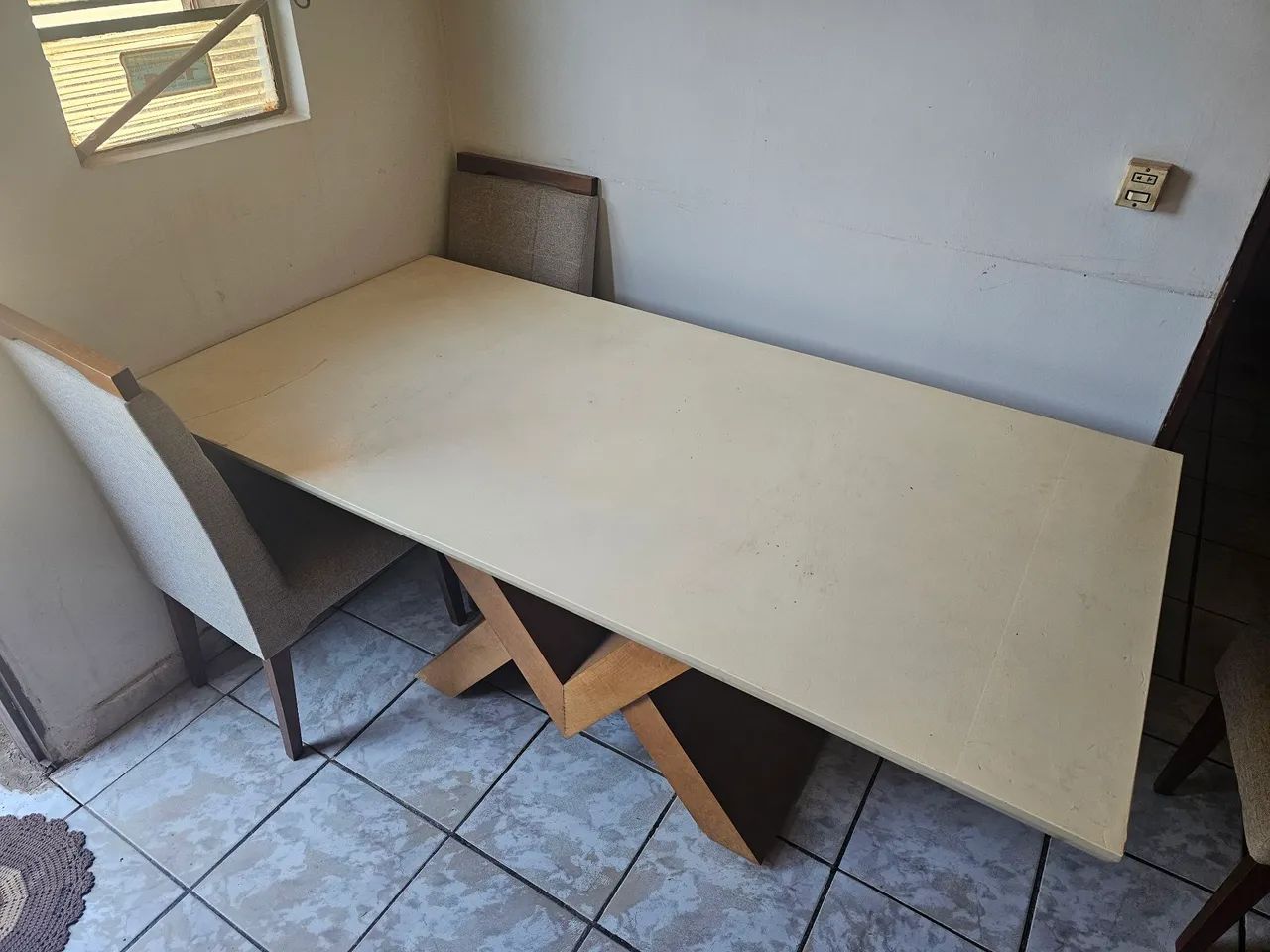 MESA DE MADEIRA COM 6 CADEIRAS - Foto 2