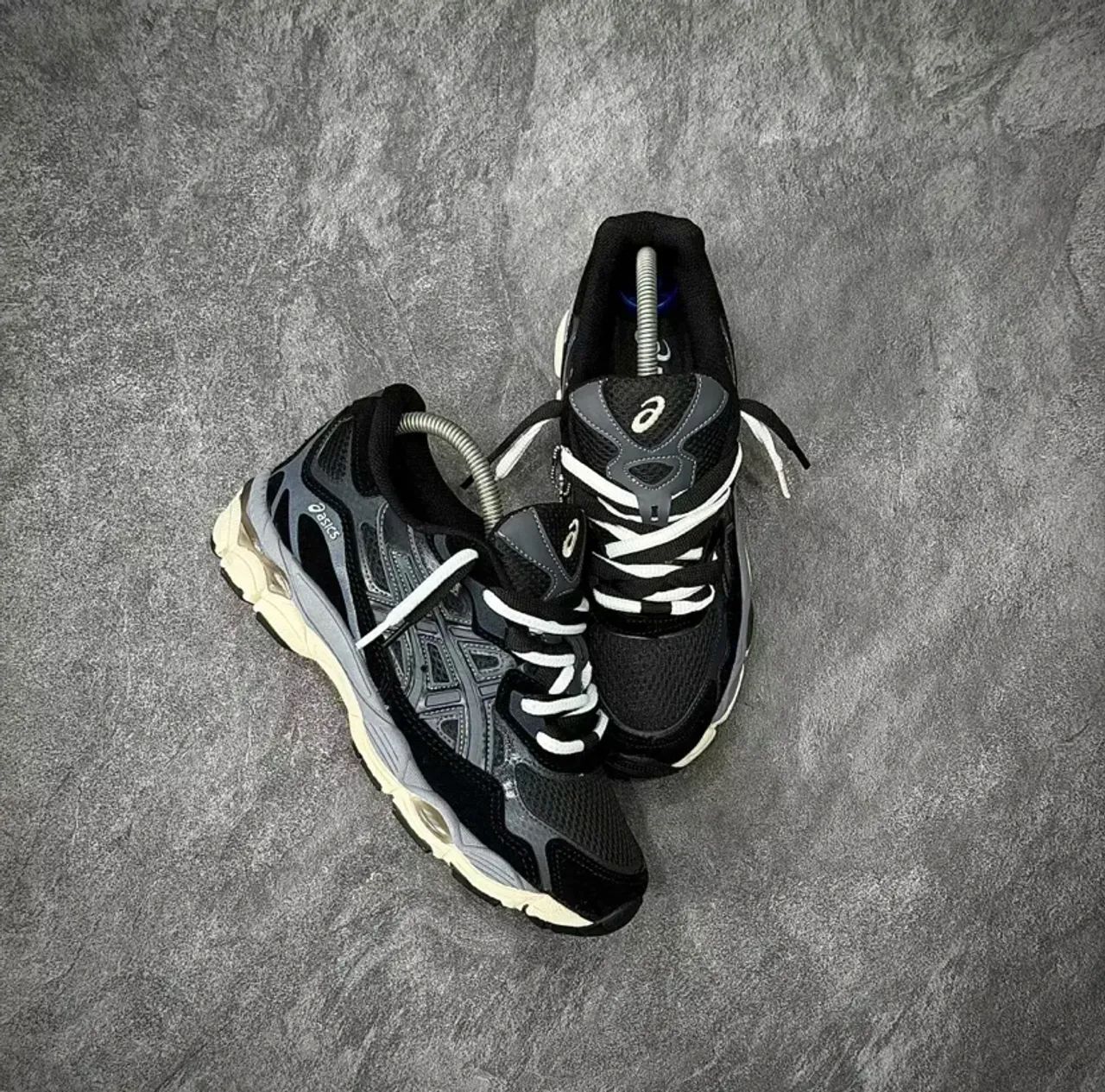 Asics Gel NYC Off Preto e Creme - Foto 5