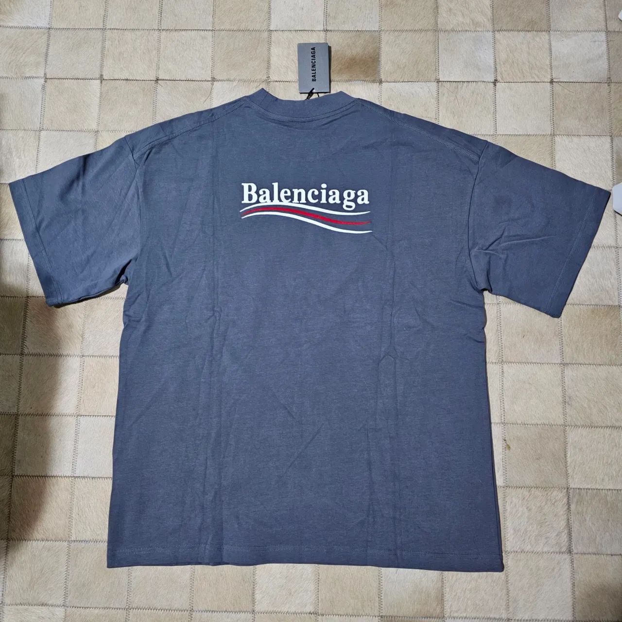 Camiseta balenciaga cinza - Foto 3