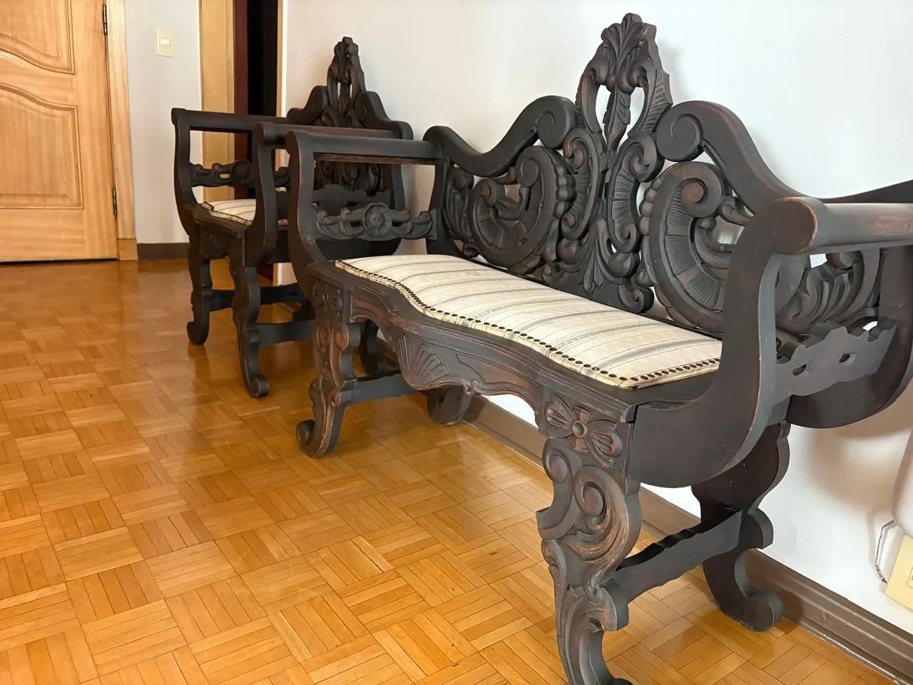 Conj. Namoradeira antigo entalhes - Foto 2