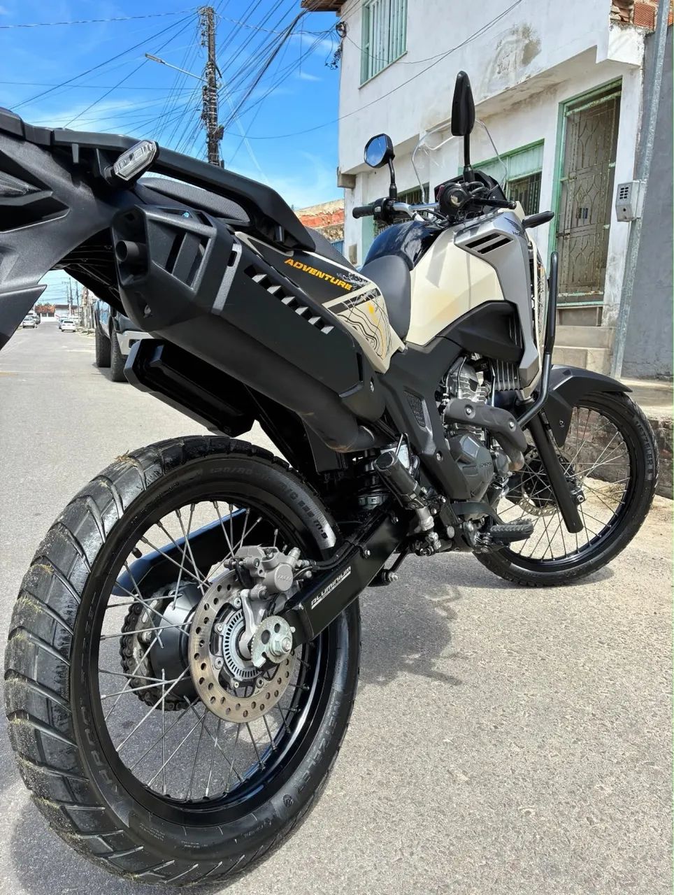 Troco Sahara300 ADV em carro 
