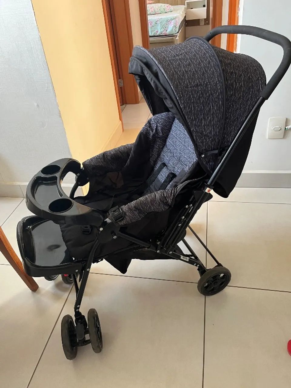 Carrinho de bebê com o bebê conforto - Foto 3