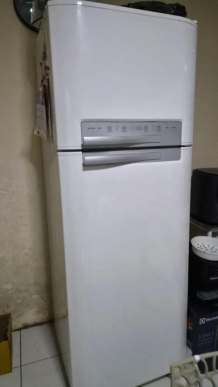 Geladeira ELETROLUX com DEFEITO  - Foto 2