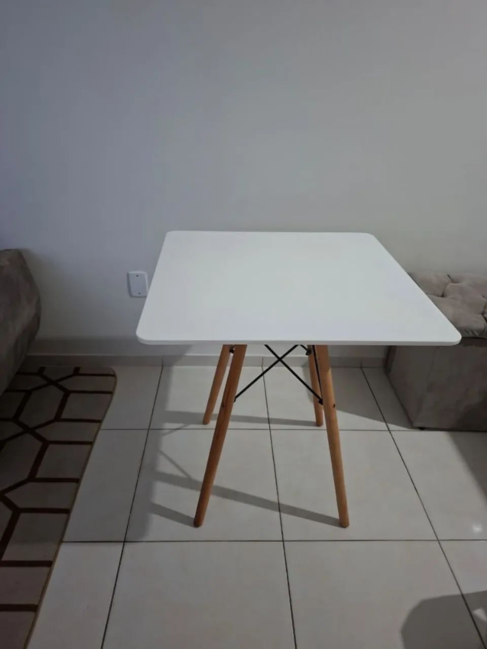 Mesa Eiffel 70cm branca - Semi nova