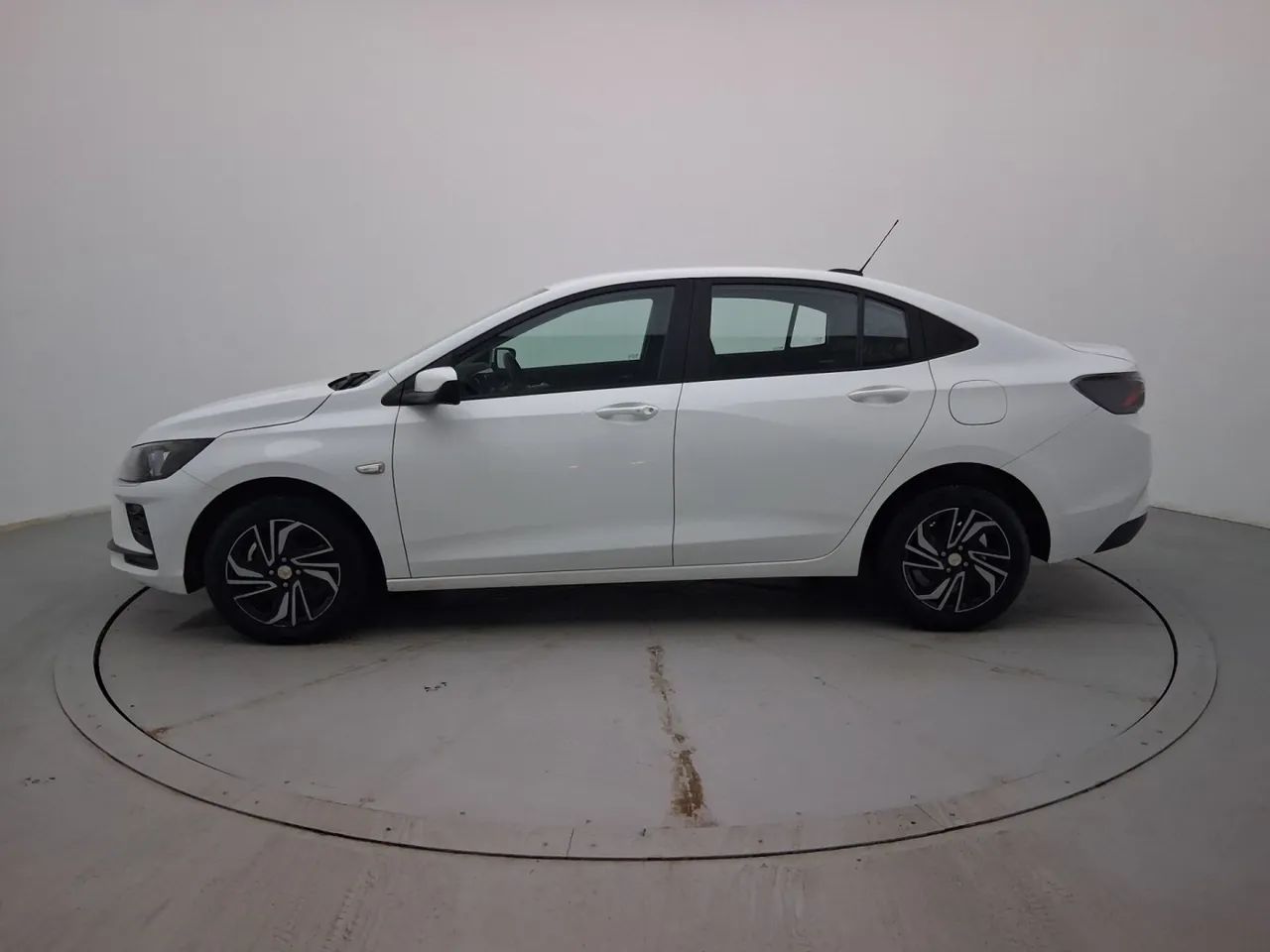 Chevrolet Onix Activ 1.4 8V Flex Aut. 4P, foto 2 de 18