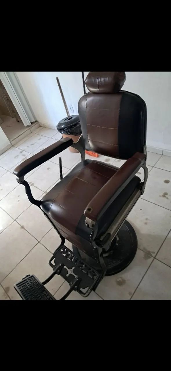 Cadeira de barbeiro ferrante antiga .