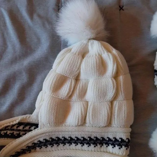 Conjunto de gorro e luvas de lã com pompom. Branco. - Foto 3