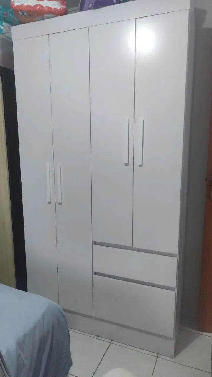 Guarda roupa 4 portas e e duas gsvetas