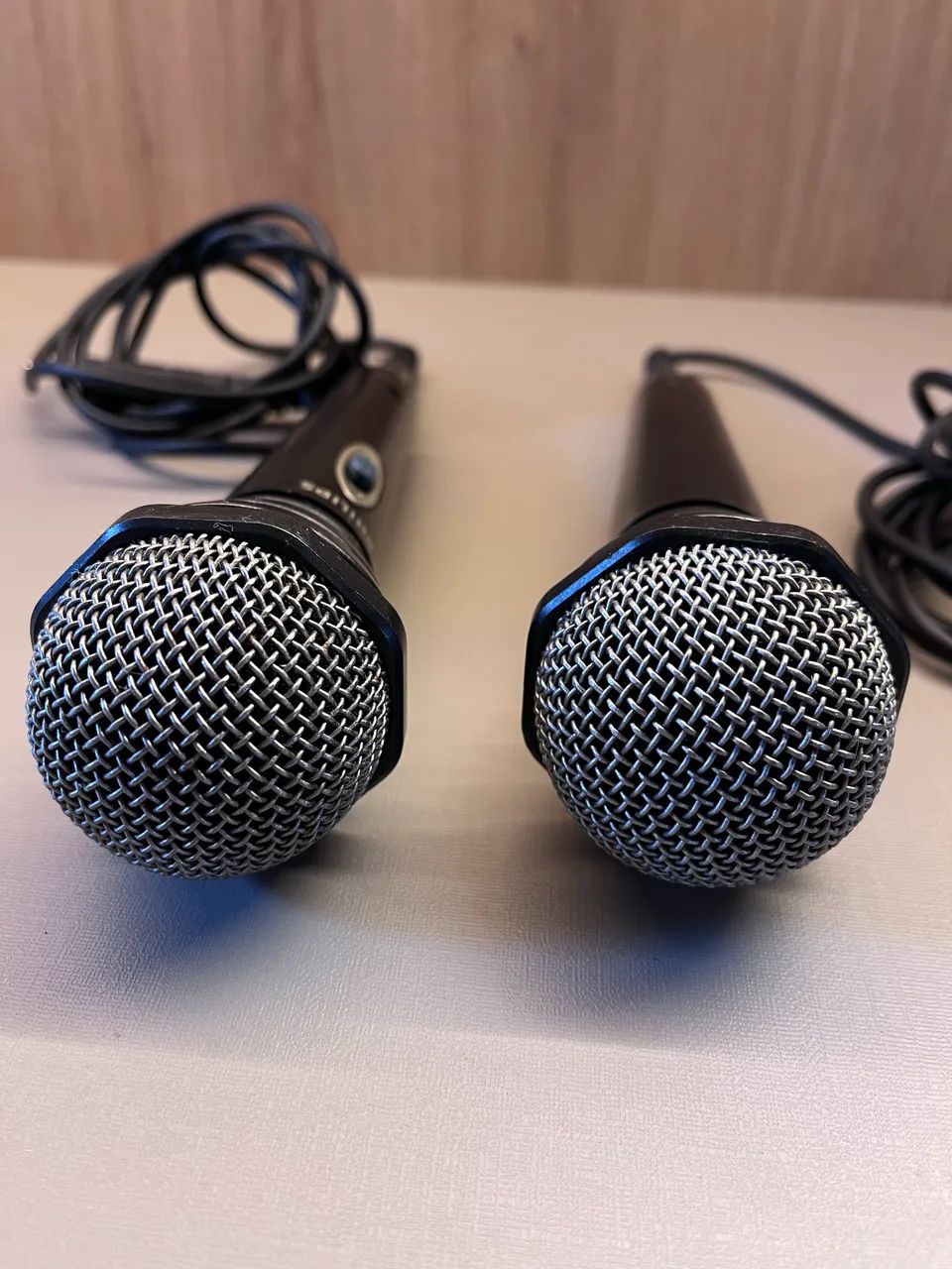 kit com 2 microfones philips sbcmd110 com fio p10 em perfeito estado - Foto 3