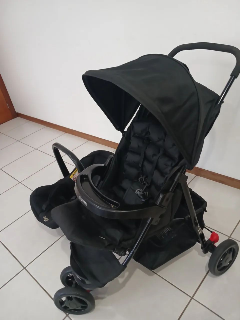 Vendo carrinho e bebê conforto - Foto 2