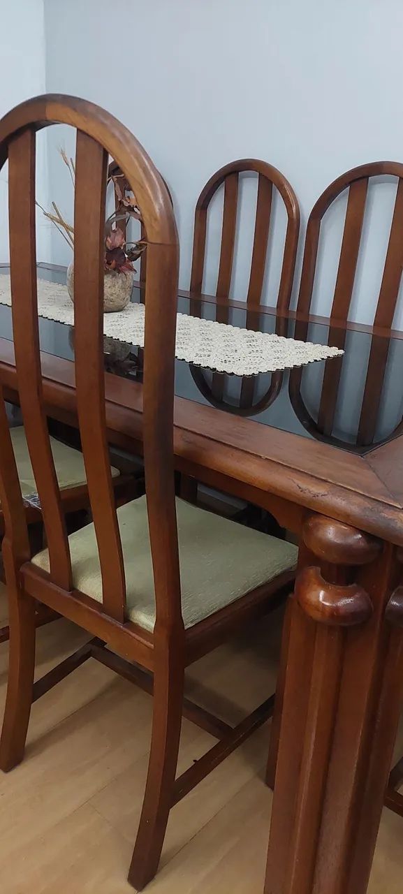 Mesa com 8 cadeiras, usado ,com uma parte do vidro quebrado