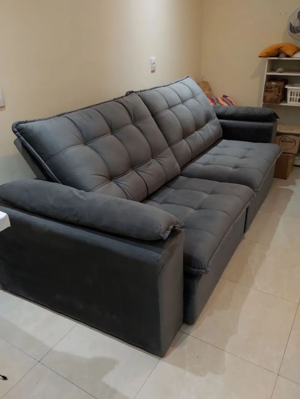 Sofá retrátil suede - 2,5 metros (4 lugares) 8 meses de uso - Foto 3