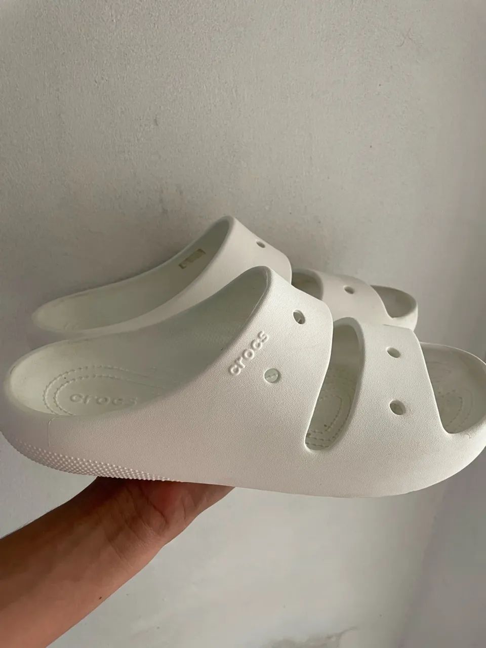 CROCS ORIGINAL PRETA E BRANCA - Foto 4