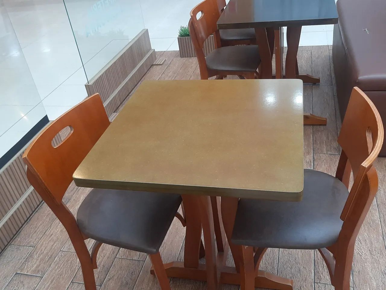 Mesas , cadeiras e  sofás  para bares , restaurantes  e cafés. 