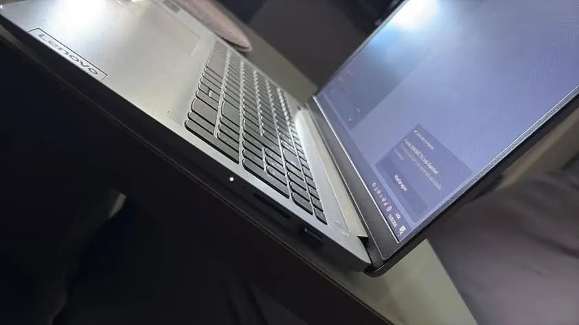 Lenovo ideapad 1 15IAU7 - Foto 2