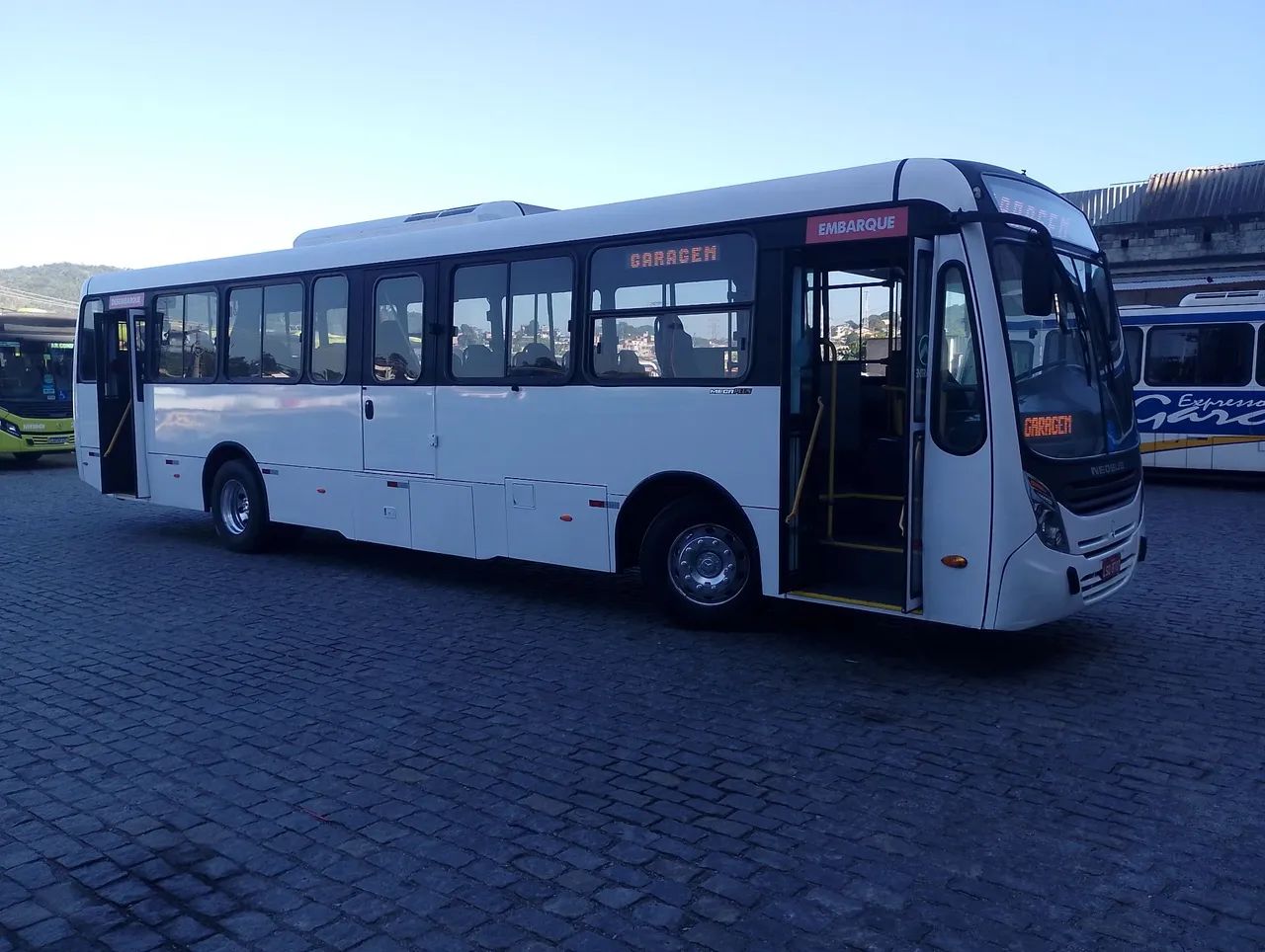 Neobus ano 2015/16 Mercedes 1721, com 42 lugares ar condicionado  - Foto 3