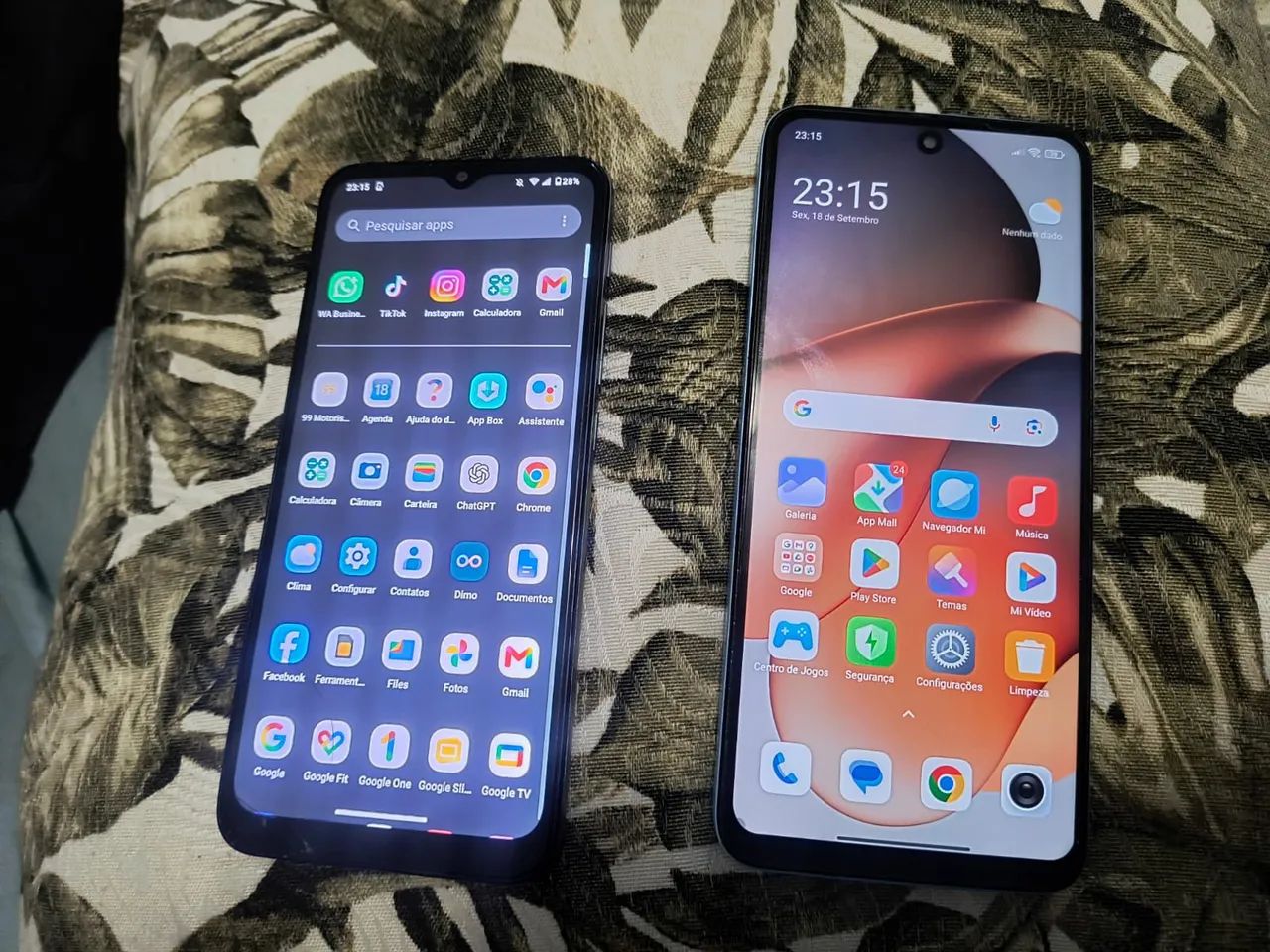Dois telefone a venda 