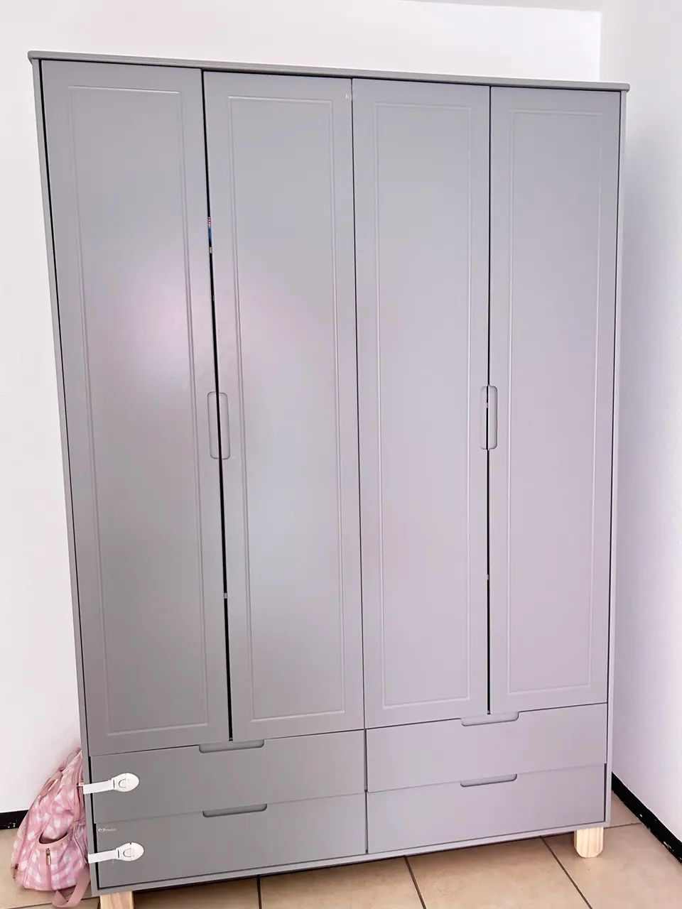 Quarto de bebê- guarda roupa, cômoda e berço que vira cama