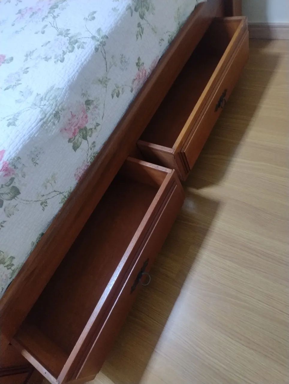 Cama casal , madeira maciça com 4 gavetas e criado mudo  - Foto 3