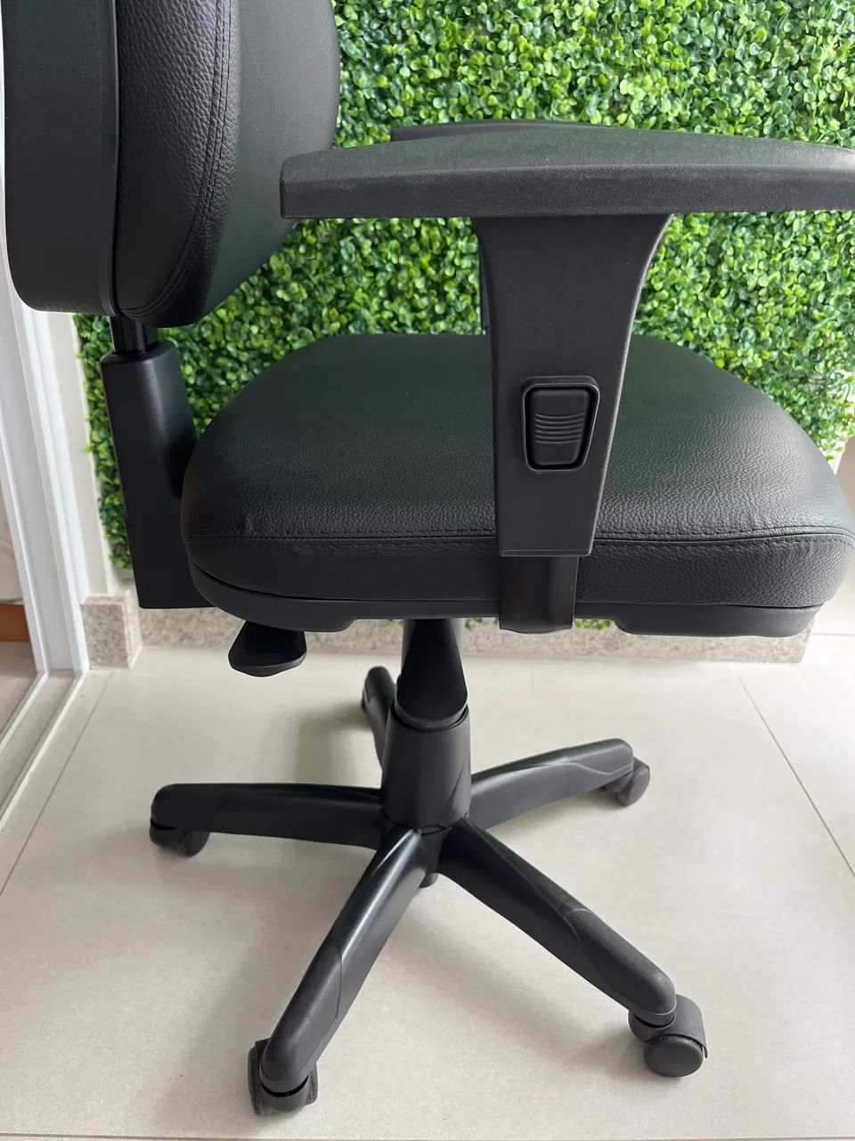 Cadeira Executiva Plus Back System - Vinil Preto - Foto 5