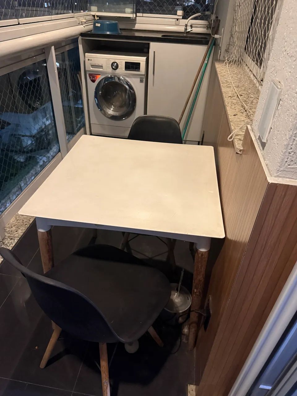 Mesa Quadrada Eames 80cm Com 2 Cadeiras Eames Eiffel Bistro
