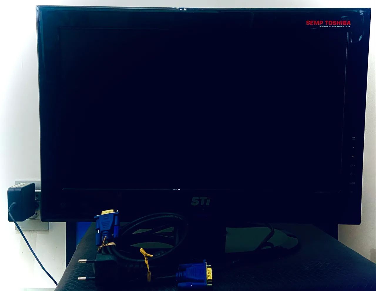 Monitor LED 18.5" Semp Toshiba STi Bivolt + Cabo VGA Incluso! (Modelo MLE1951W)
