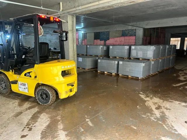 Carga e descarga de caminhões com empilhadeira e paleteira manual - Foto 3