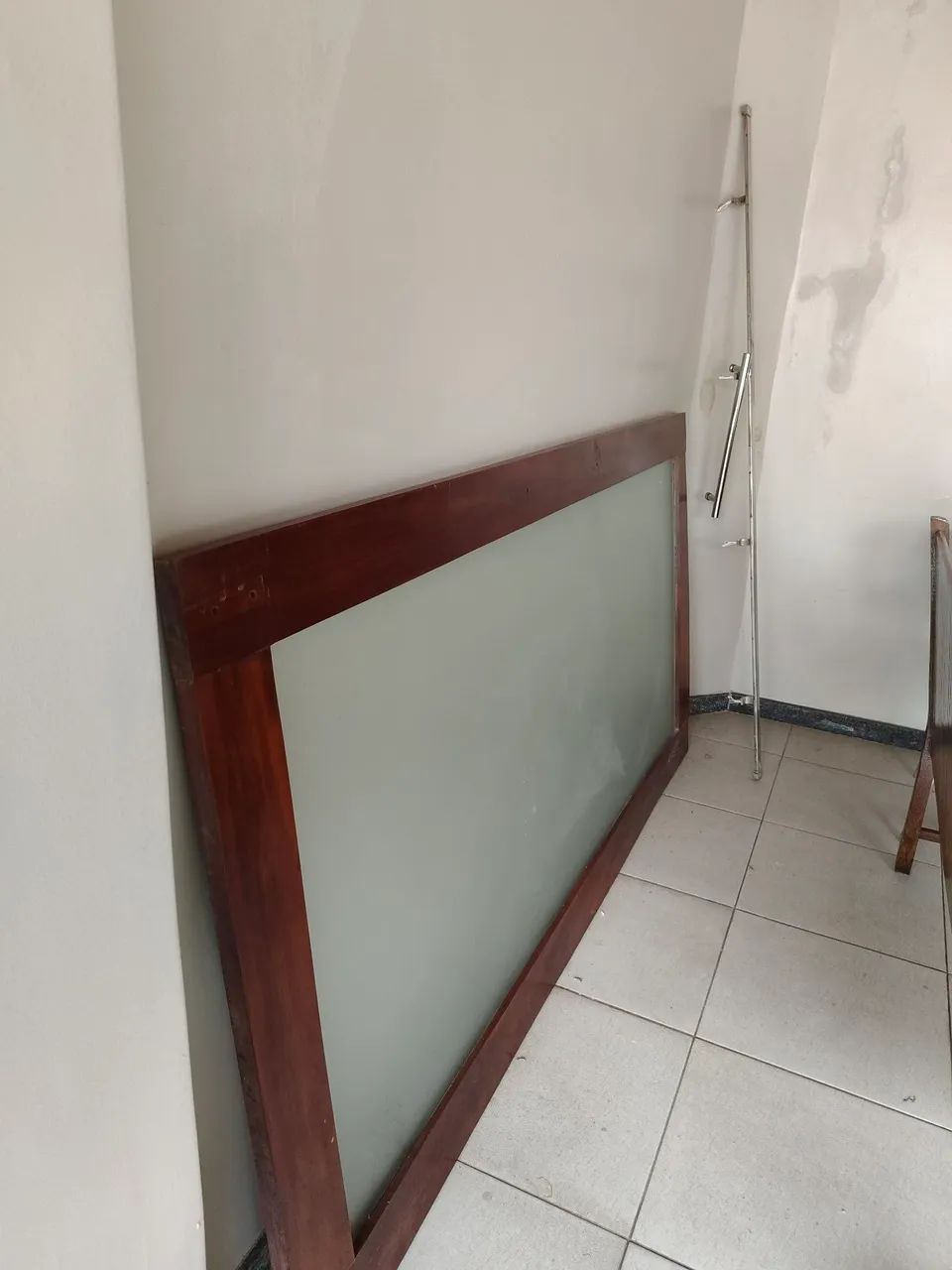 Porta de correr, madeira e vidro com 2,15cm de Comp e 1,11 cm de largura 