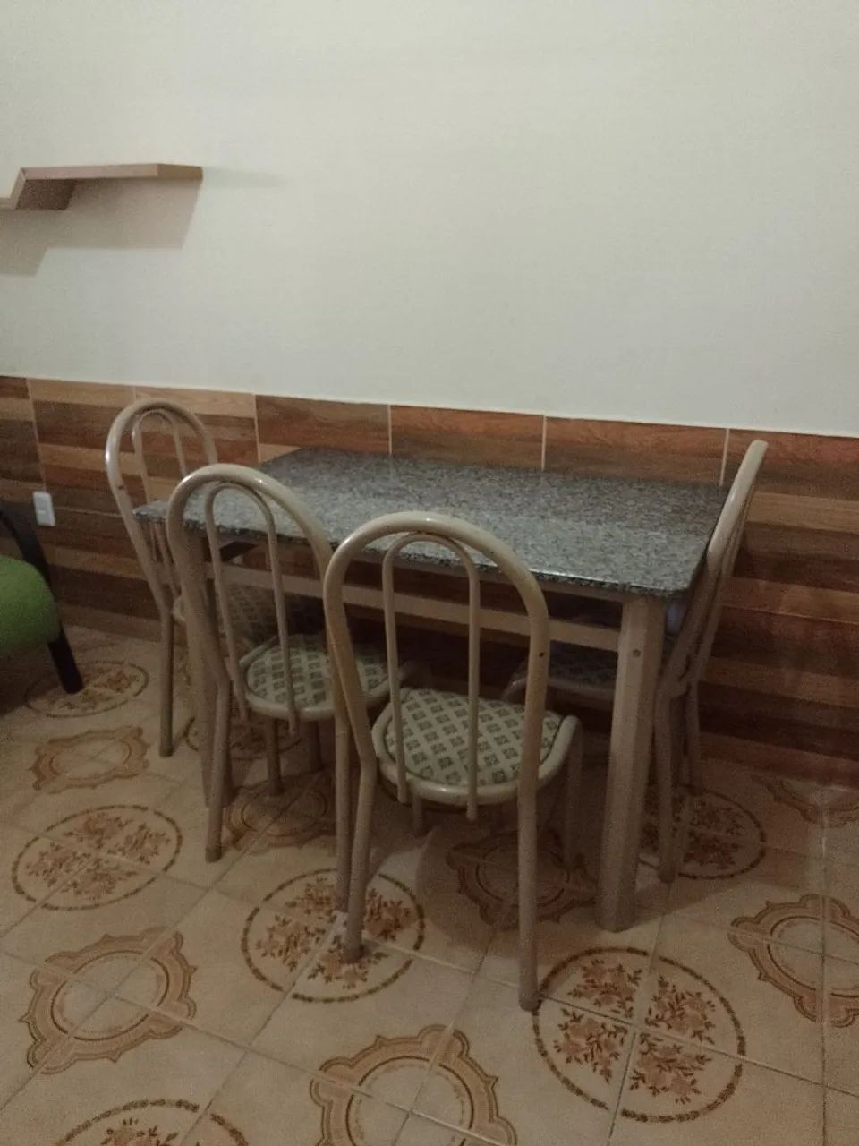 Jogo de mesa 4 cadeiras 