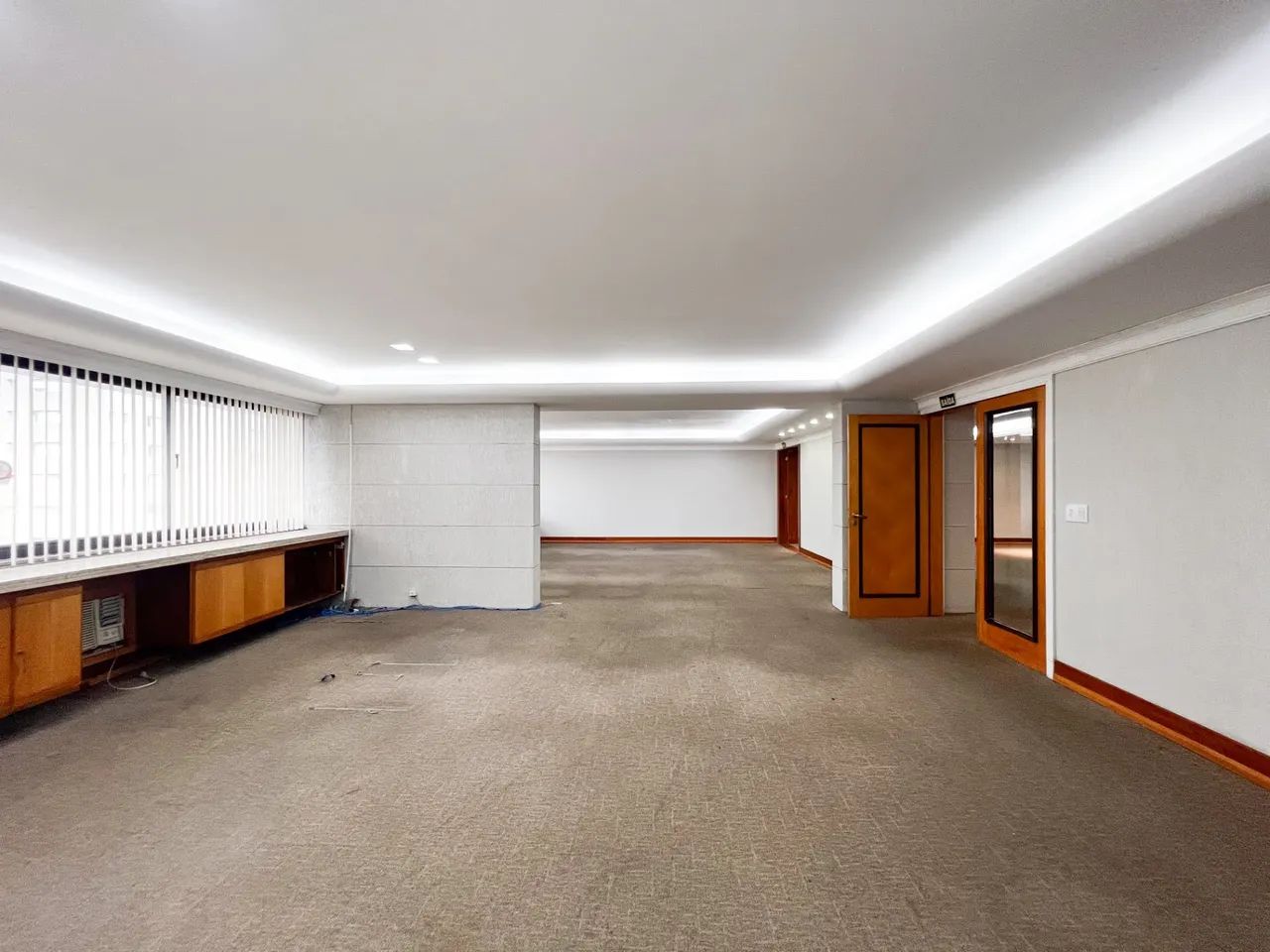 Conjunto comercial de 245 m² para locação na Enseada do Suá