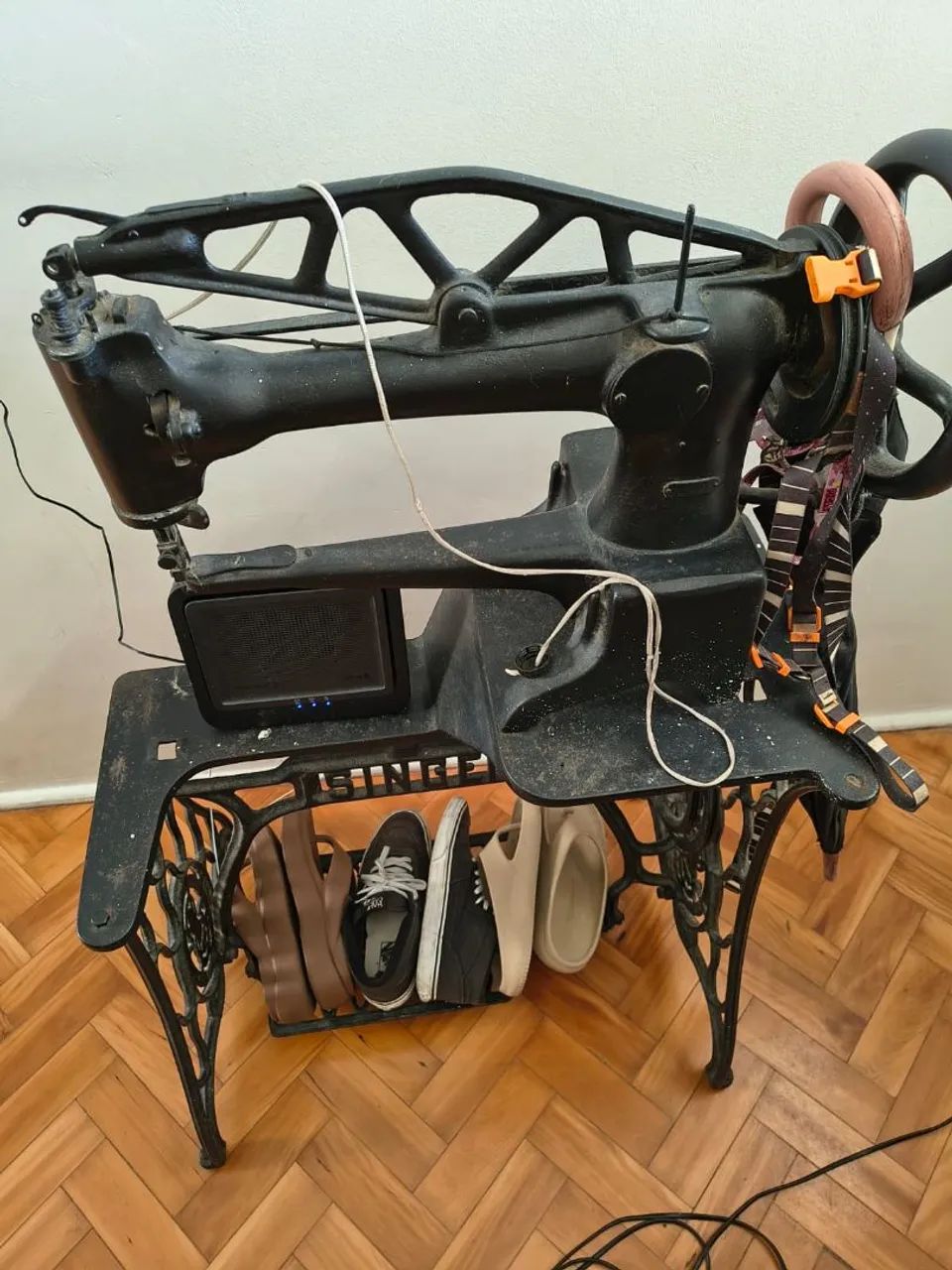 Antiga Máquina de Sapateiro Singer  - Foto 3