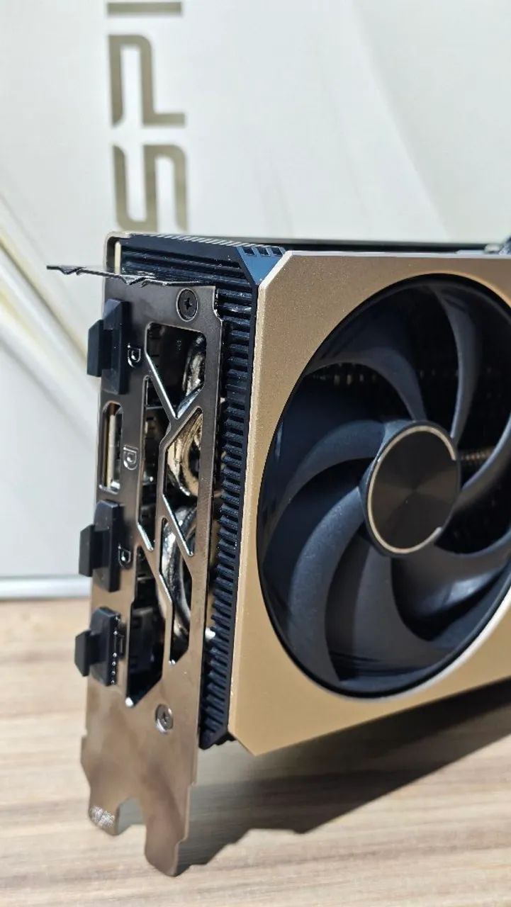 RTX 5080 MSI INSPIRE 3X - Foto 2
