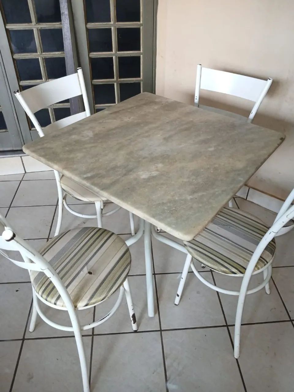 Mesa com 4 cadeiras. Entrego. Uberlândia. 