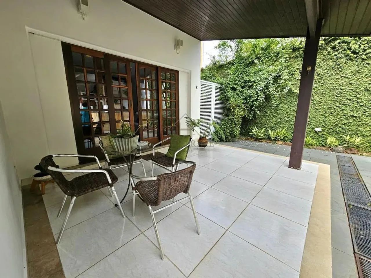Casa para alugar em Cotia, Granja Viana, com 3 quartos, com 480 m² - Foto 2