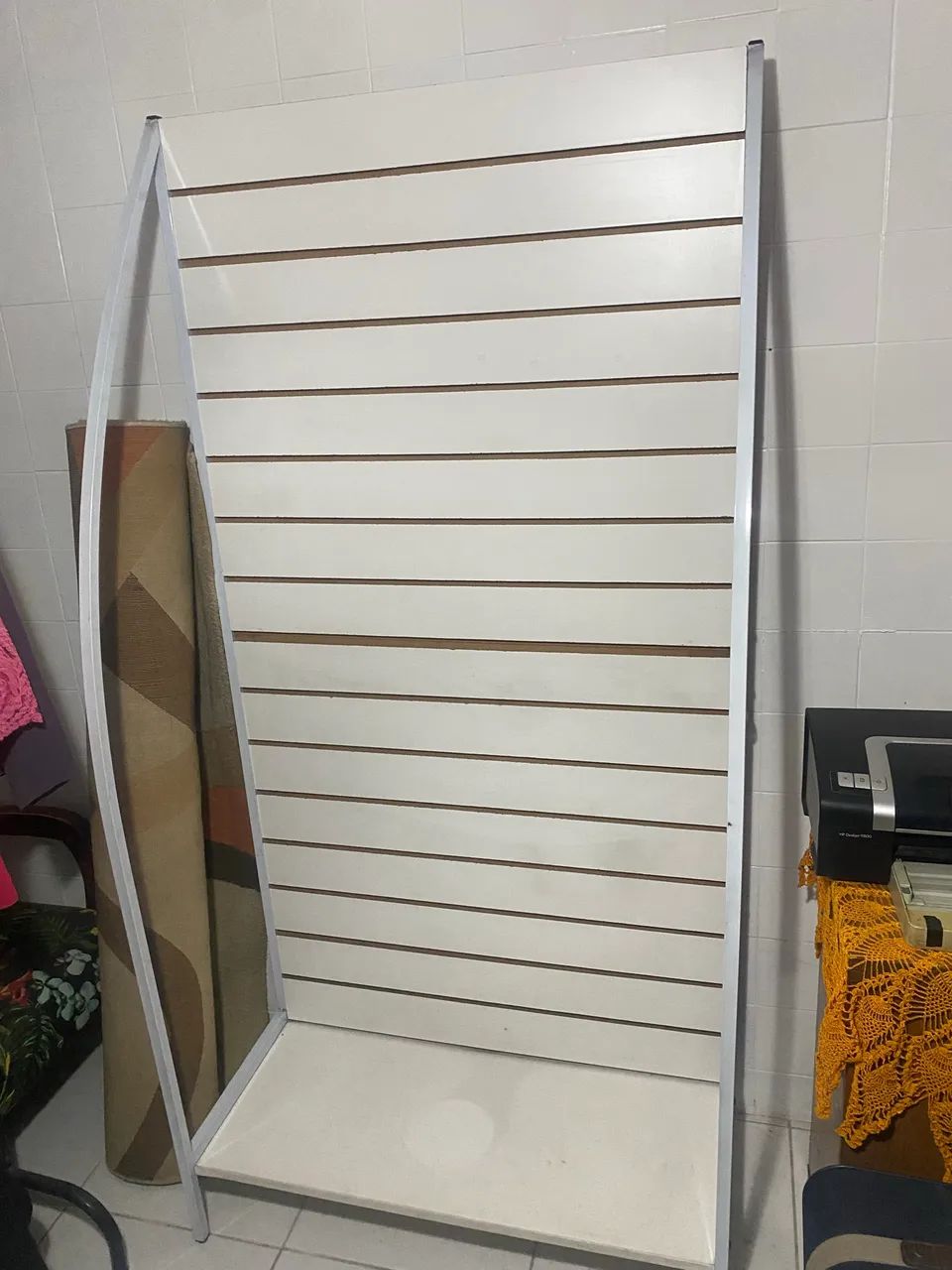 Expositor de Loja Painel Canaletado Branco com Base - Foto 3