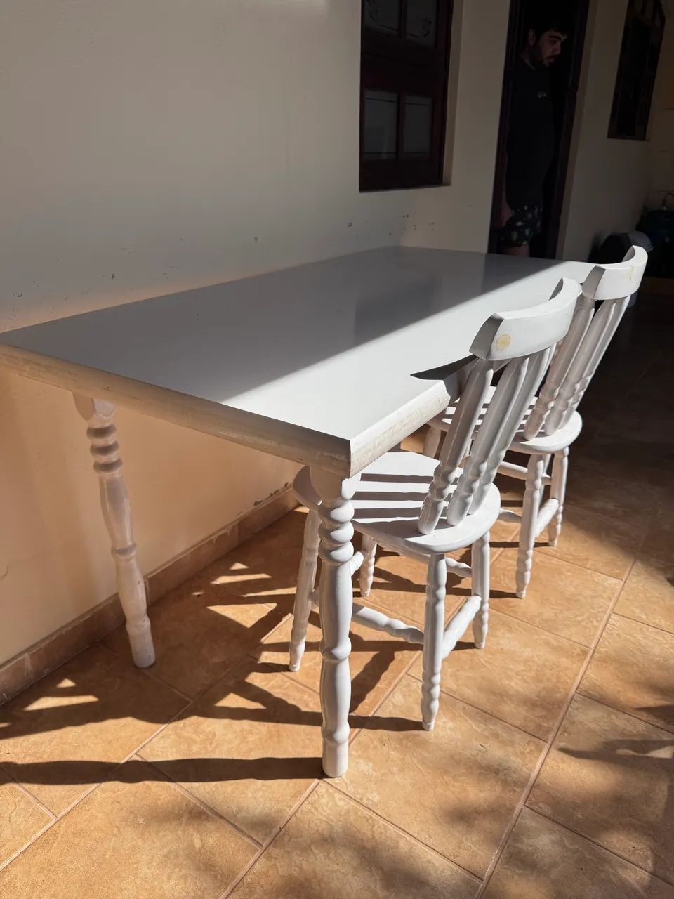 VENDE-SE MESA DE MADEIRA C/ 2 CADEIRAS