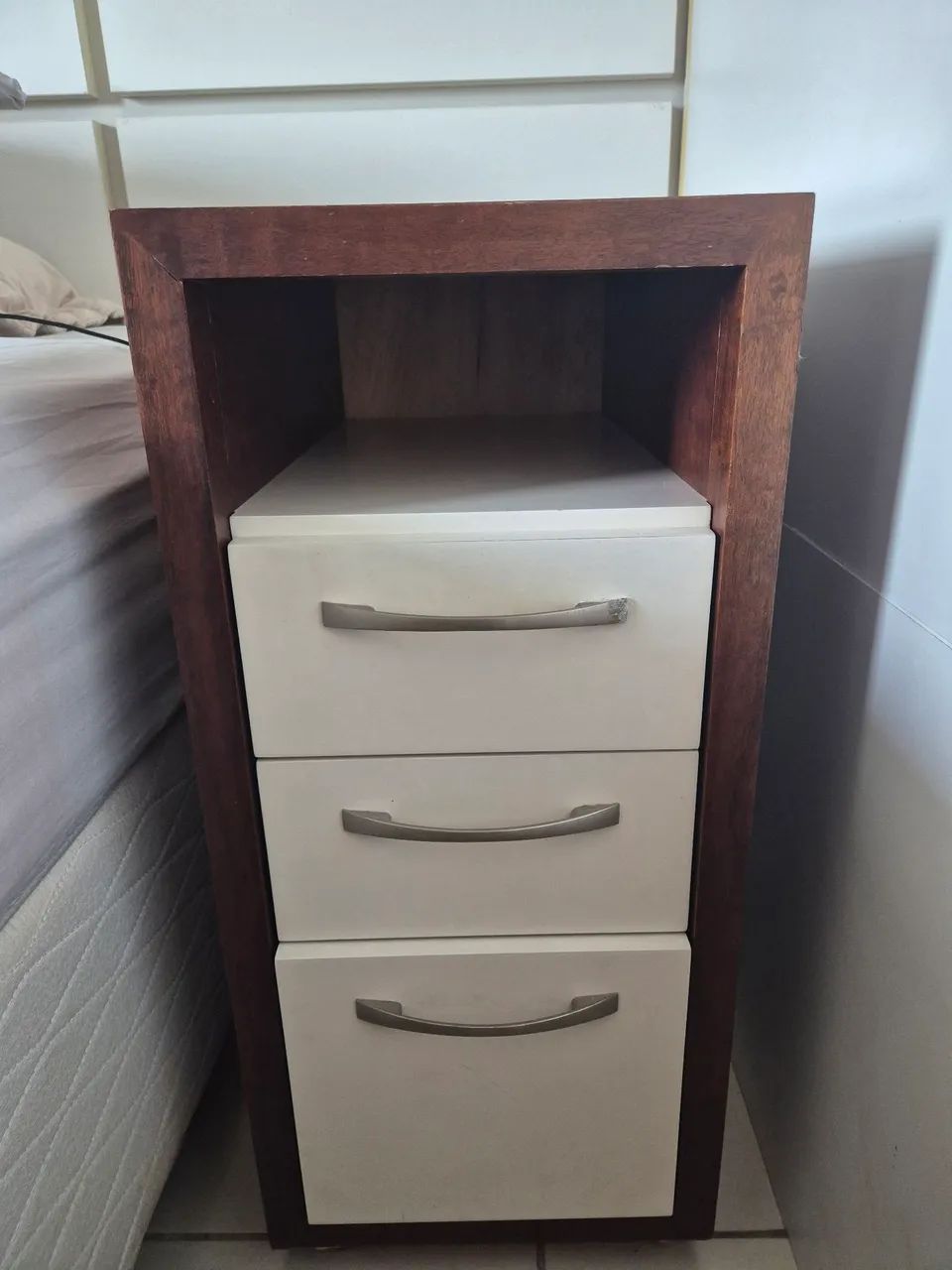 Mesa de cabeceira de madeira maciça - Foto 2