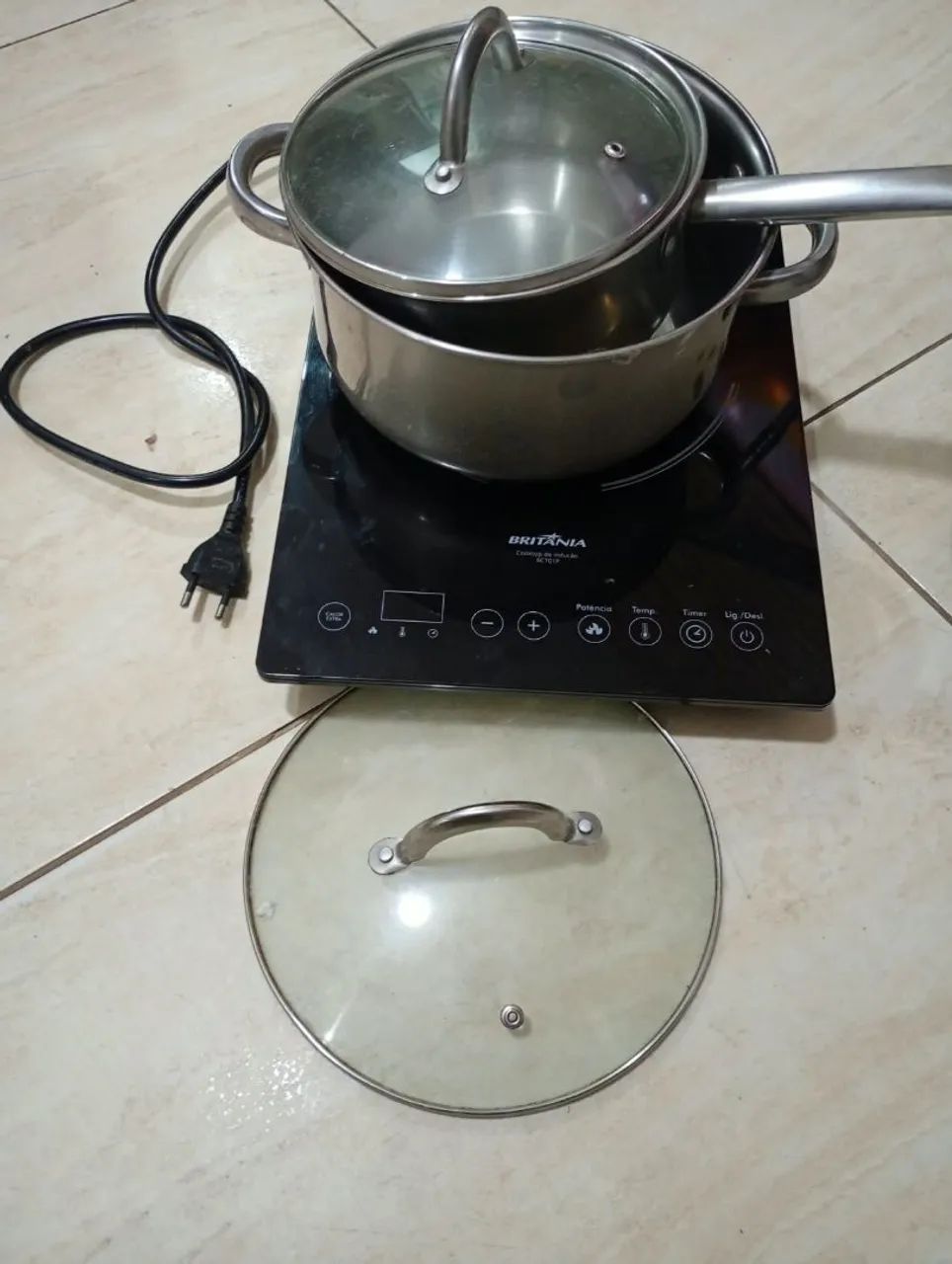 Fogão de indução com 4 panelas 