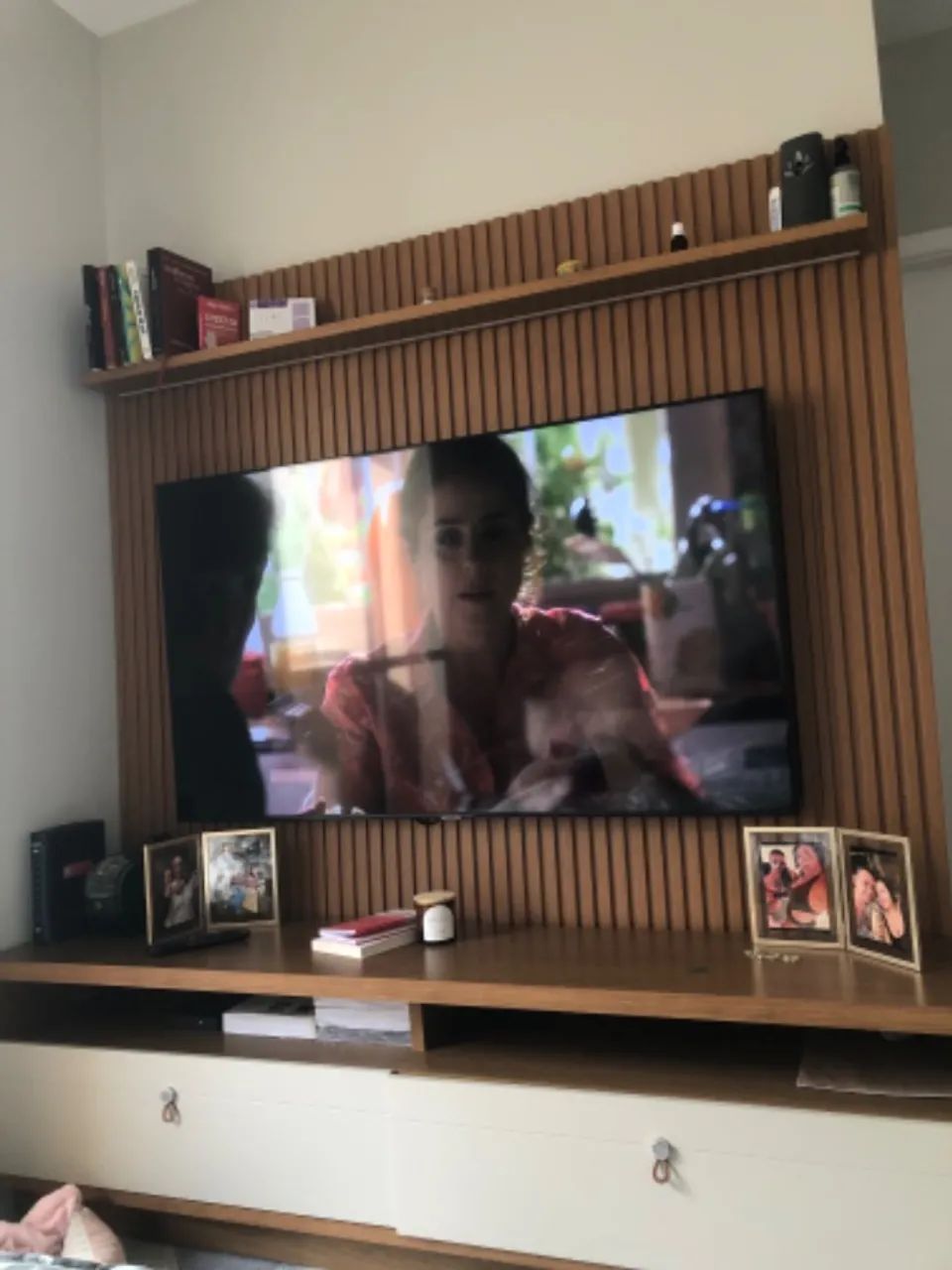 Estante de sala com painel ripado  - Foto 3