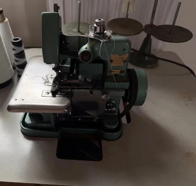 MAQUINA OVERLOCK CHINESINHA COM MESA - Foto 2