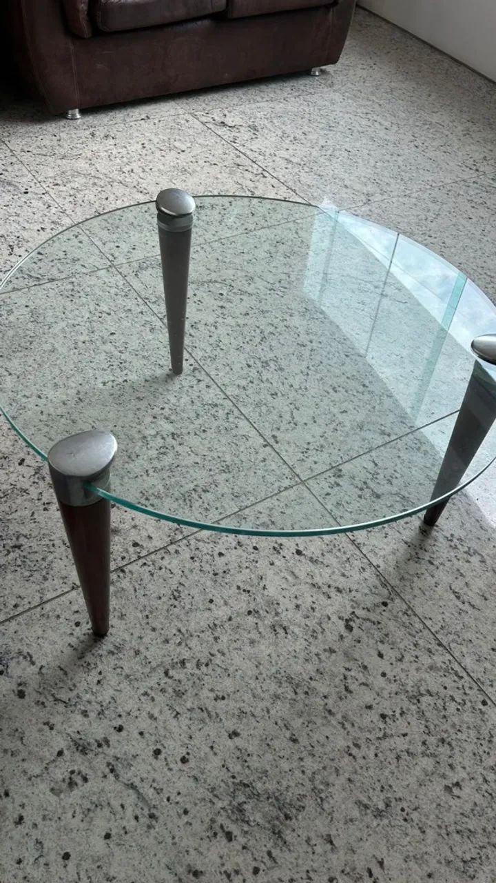 Mesa de centro redonda de vidro com pés de madeira - Foto 3