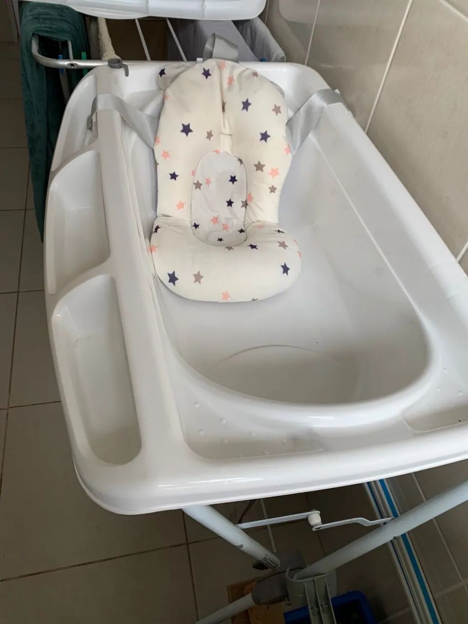 Vendo ótima banheira com trocador  - Foto 3