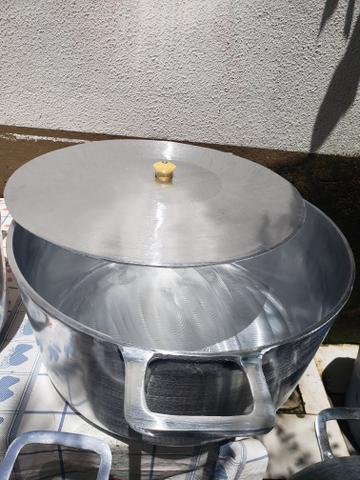 Panela grande de alumínio batido