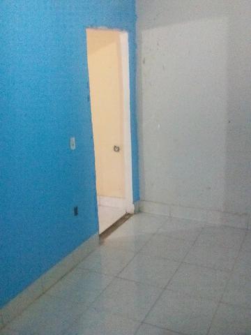 Aluga-se Kit Net com 2 peças mais o banheiro. Não paga água e luz. WhatsApp 9 * - Foto 7