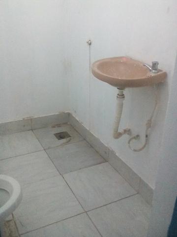 Aluga-se Kit Net com 2 peças mais o banheiro. Não paga água e luz. WhatsApp 9 * - Foto 4