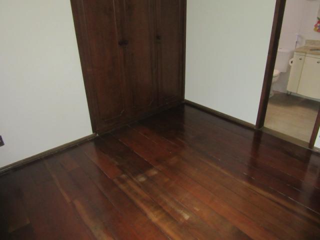 Excelente casa em local tranquilo para quem quer sossego! área nobre do bairro. - Foto 9