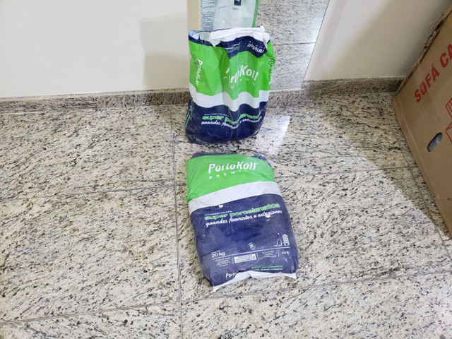 Um Saco e Meio de Argamassa Ac 3 Especial Super Porcelanato Interno Externo Cinza - Foto 5