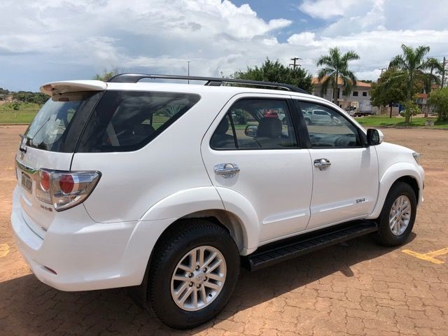 TOYOTA HILUX SW4 7 Lugares Ano 14/14 - Foto 4